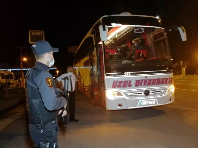Aksaray'da tam kapanmalı kısıtlamada karayollarında seyahat denetimi Aksaray'da tam kapanmalı kısıtlamada karayollarında seyahat denetimi