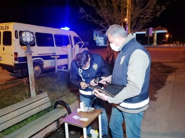 Aksaray'da tam kapanmalı kısıtlamada karayollarında seyahat denetimi Aksaray'da tam kapanmalı kısıtlamada karayollarında seyahat denetimi