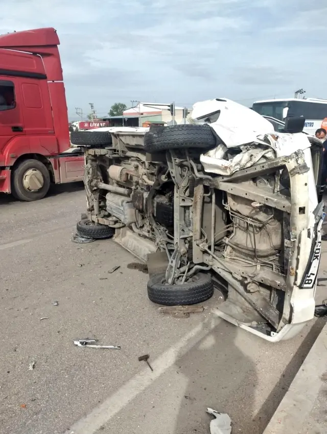 Amasya'da panelvan minibüs ile otomobil çarpıştı: 6 yaralı Amasya'da panelvan minibüs ile otomobil çarpıştı: 6 yaralı