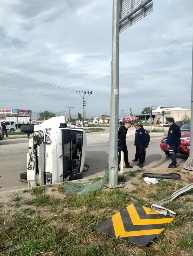 Amasya'da panelvan minibüs ile otomobil çarpıştı: 6 yaralı Amasya'da panelvan minibüs ile otomobil çarpıştı: 6 yaralı
