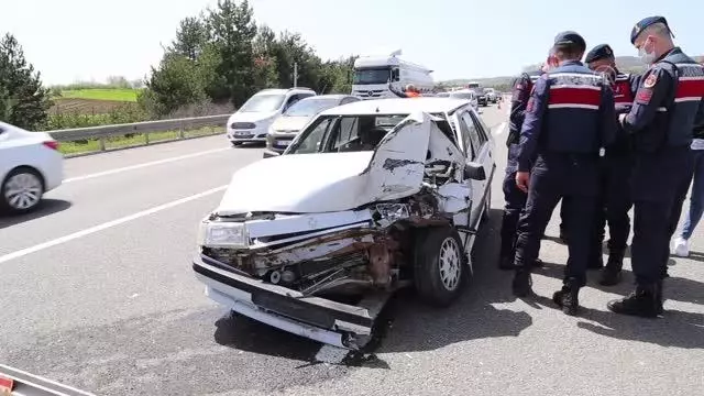 Anadolu Otoyolu'nda otomobil cipe çarptı: 3 yaralı Anadolu Otoyolu'nda otomobil cipe çarptı: 3 yaralı