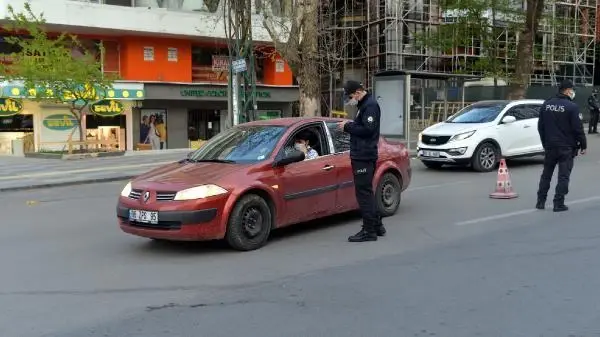 ANKARA'DA 17 GÜNLÜK 'TAM ZAMANLI KISITLAMA' BAŞLADI ANKARA'DA 17 GÜNLÜK 'TAM ZAMANLI KISITLAMA' BAŞLADI