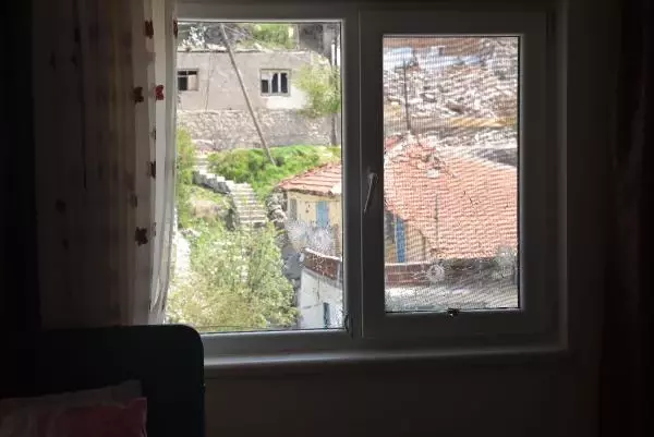 Ankara'da, 3 katlı binaya pompalı tüfekle ateş açan 2 kişi yakalandı Ankara'da, 3 katlı binaya pompalı tüfekle ateş açan 2 kişi yakalandı