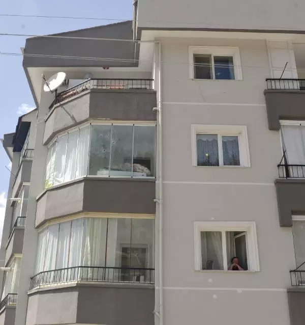 Ankara'da, 3 katlı binaya pompalı tüfekle ateş açan 2 kişi yakalandı Ankara'da, 3 katlı binaya pompalı tüfekle ateş açan 2 kişi yakalandı