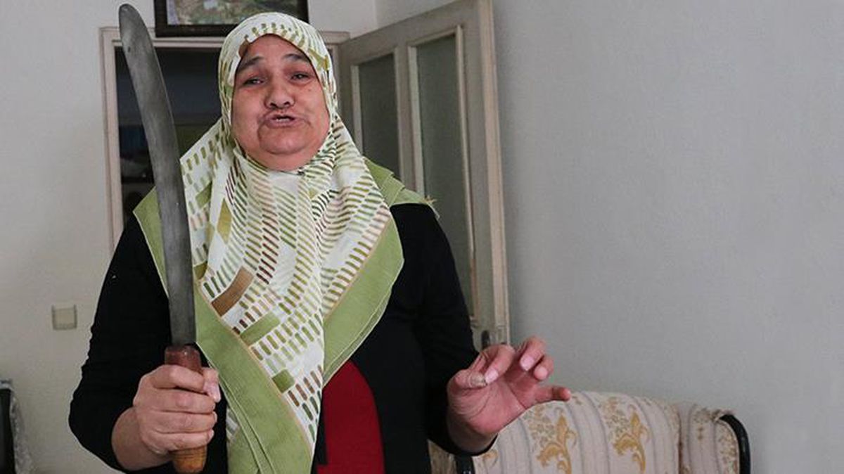 Annesini, eve getirdiği zırhı göstererek, 'Seni kıyma yapacağım' diye tehdit etti
