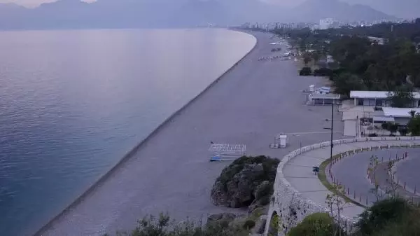 ANTALYA'DA KISITLAMA ÖNCESİNDE YOĞUNLUK, SONRASINDA SESSİZLİK HAKİM OLDU ANTALYA'DA KISITLAMA ÖNCESİNDE YOĞUNLUK, SONRASINDA SESSİZLİK HAKİM OLDU