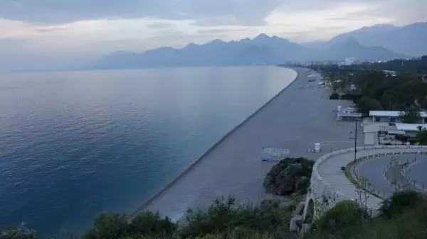 Antalya'da kısıtlama öncesinde yoğunluk, sonrasında sessizlik Antalya'da kısıtlama öncesinde yoğunluk, sonrasında sessizlik