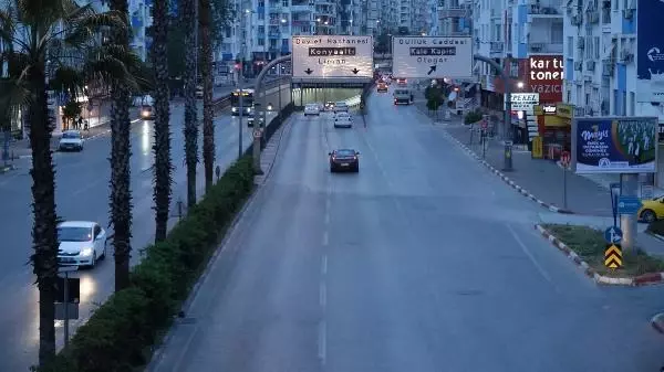 Antalya'da kısıtlama öncesinde yoğunluk, sonrasında sessizlik Antalya'da kısıtlama öncesinde yoğunluk, sonrasında sessizlik