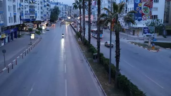 Antalya'da kısıtlama öncesinde yoğunluk, sonrasında sessizlik Antalya'da kısıtlama öncesinde yoğunluk, sonrasında sessizlik