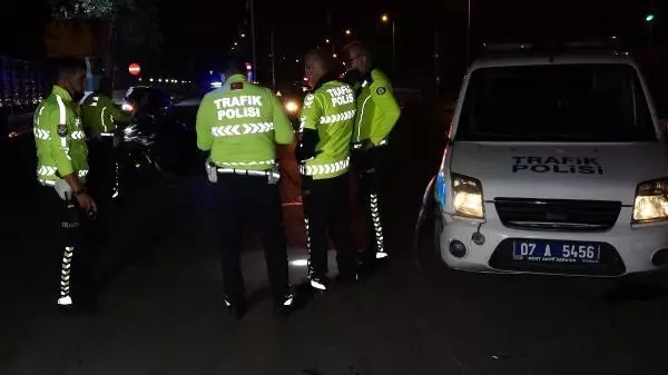 Antalya'da trafik polisleri çarpıştı: 1 polis yaralı Antalya'da trafik polisleri çarpıştı: 1 polis yaralı