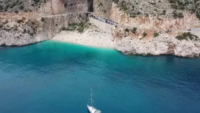 Antalya'nın sahillerinde 'tam kapanma' öncesi yoğunluk yaşanıyor Antalya'nın sahillerinde 'tam kapanma' öncesi yoğunluk yaşanıyor