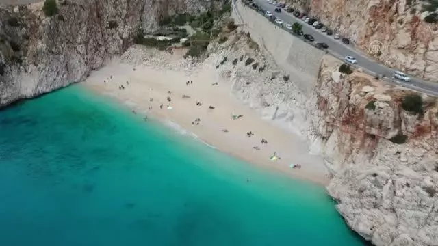 Antalya'nın sahillerinde 'tam kapanma' öncesi yoğunluk yaşanıyor Antalya'nın sahillerinde 'tam kapanma' öncesi yoğunluk yaşanıyor