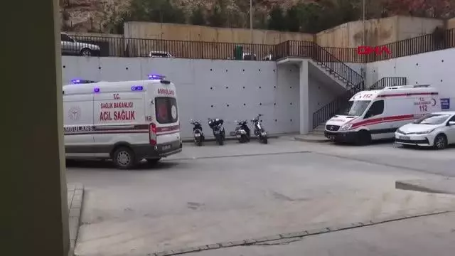 ANTALYA TOMRUK YÜKLÜ KAMYON DEVRİLDİ 1 YARALI ANTALYA TOMRUK YÜKLÜ KAMYON DEVRİLDİ 1 YARALI