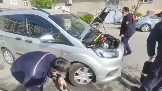 Aracın motoruna giren yavru kedi itfaiyecilere zor anlar yaşattı Aracın motoruna giren yavru kedi itfaiyecilere zor anlar yaşattı