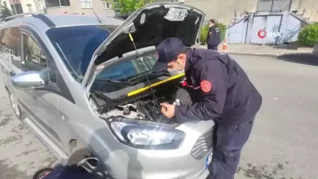 Aracın motoruna giren yavru kedi itfaiyecilere zor anlar yaşattı Aracın motoruna giren yavru kedi itfaiyecilere zor anlar yaşattı