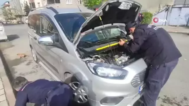 Aracın motoruna giren yavru kedi itfaiyecilere zor anlar yaşattı Aracın motoruna giren yavru kedi itfaiyecilere zor anlar yaşattı