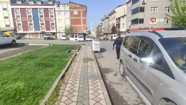 Aracın motoruna giren yavru kedi itfaiyecilere zor anlar yaşattı Aracın motoruna giren yavru kedi itfaiyecilere zor anlar yaşattı