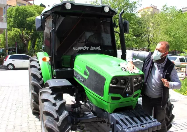 Arkadaşlarına kızdı, otomobilini bırakıp traktör aldı Arkadaşlarına kızdı, otomobilini bırakıp traktör aldı