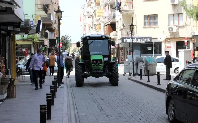 Arkadaşlarına kızdı, otomobilini bırakıp traktör aldı Arkadaşlarına kızdı, otomobilini bırakıp traktör aldı