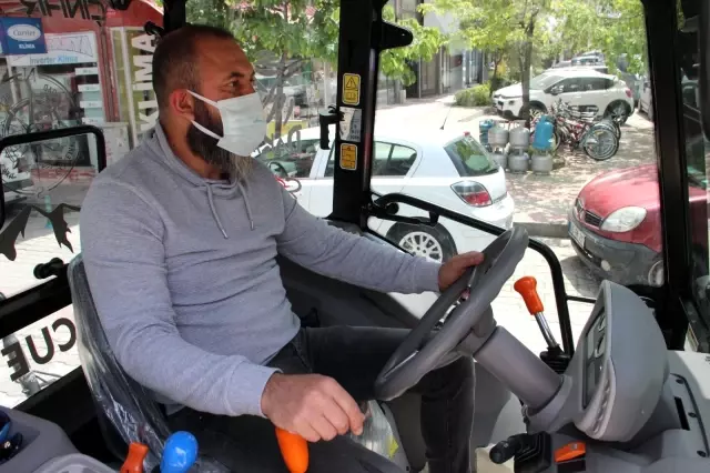 Arkadaşlarının sürekli arabasını istemesine kızdı, otomobilini bırakıp traktör aldı Arkadaşlarının sürekli arabasını istemesine kızdı, otomobilini bırakıp traktör aldı
