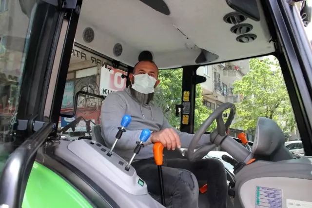Arkadaşlarının sürekli arabasını istemesine kızdı, otomobilini bırakıp traktör aldı Arkadaşlarının sürekli arabasını istemesine kızdı, otomobilini bırakıp traktör aldı