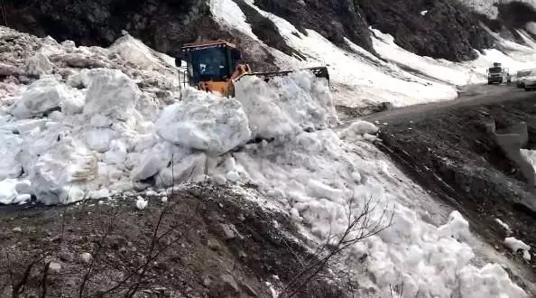 Artvin'de çığ düşmesi sonucu kapanan Camili Bölgesi tekrar ulaşıma açıldı Artvin'de çığ düşmesi sonucu kapanan Camili Bölgesi tekrar ulaşıma açıldı