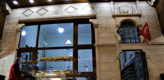 Asırlık fırın, sadece Elazığ'a özgü 'yağlı' ve 'peynirli' ekmek üretiyor