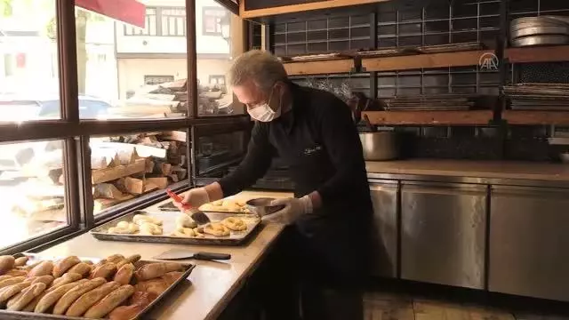 Asırlık geleneği kılıç, çanta, ibrik, kuş, ok ve yay şeklindeki 'iftariyelik' poğaça ile bugüne taşıyorlar Asırlık geleneği kılıç, çanta, ibrik, kuş, ok ve yay şeklindeki 'iftariyelik' poğaça ile bugüne taşıyorlar