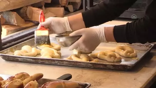 Asırlık geleneği kılıç, çanta, ibrik, kuş, ok ve yay şeklindeki 'iftariyelik' poğaça ile bugüne taşıyorlar Asırlık geleneği kılıç, çanta, ibrik, kuş, ok ve yay şeklindeki 'iftariyelik' poğaça ile bugüne taşıyorlar
