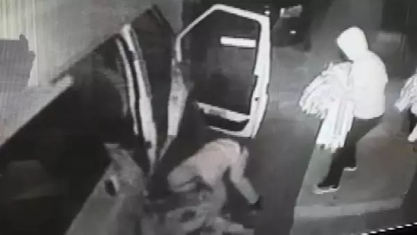 AVCILAR'DA TEKSTİL ATÖLYESİNDEN 35 BİN LİRALIK KUMAŞI BÖYLE ÇALDILAR AVCILAR'DA TEKSTİL ATÖLYESİNDEN 35 BİN LİRALIK KUMAŞI BÖYLE ÇALDILAR