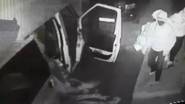 AVCILAR'DA TEKSTİL ATÖLYESİNDEN 35 BİN LİRALIK KUMAŞI BÖYLE ÇALDILAR AVCILAR'DA TEKSTİL ATÖLYESİNDEN 35 BİN LİRALIK KUMAŞI BÖYLE ÇALDILAR