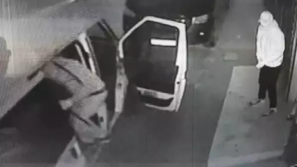 AVCILAR'DA TEKSTİL ATÖLYESİNDEN 35 BİN LİRALIK KUMAŞI BÖYLE ÇALDILAR AVCILAR'DA TEKSTİL ATÖLYESİNDEN 35 BİN LİRALIK KUMAŞI BÖYLE ÇALDILAR