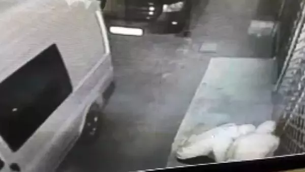 AVCILAR'DA TEKSTİL ATÖLYESİNDEN 35 BİN LİRALIK KUMAŞI BÖYLE ÇALDILAR AVCILAR'DA TEKSTİL ATÖLYESİNDEN 35 BİN LİRALIK KUMAŞI BÖYLE ÇALDILAR