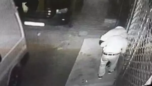 AVCILAR'DA TEKSTİL ATÖLYESİNDEN 35 BİN LİRALIK KUMAŞI BÖYLE ÇALDILAR AVCILAR'DA TEKSTİL ATÖLYESİNDEN 35 BİN LİRALIK KUMAŞI BÖYLE ÇALDILAR