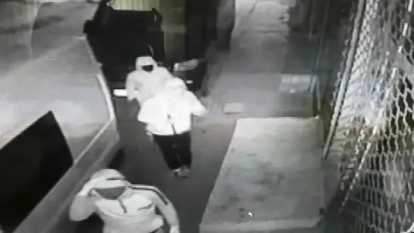 AVCILAR'DA TEKSTİL ATÖLYESİNDEN 35 BİN LİRALIK KUMAŞI BÖYLE ÇALDILAR AVCILAR'DA TEKSTİL ATÖLYESİNDEN 35 BİN LİRALIK KUMAŞI BÖYLE ÇALDILAR
