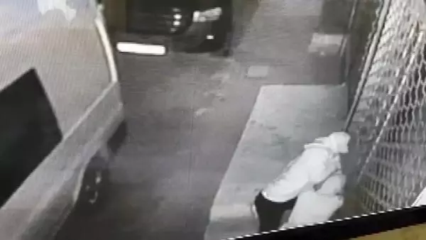 AVCILAR'DA TEKSTİL ATÖLYESİNDEN 35 BİN LİRALIK KUMAŞI BÖYLE ÇALDILAR AVCILAR'DA TEKSTİL ATÖLYESİNDEN 35 BİN LİRALIK KUMAŞI BÖYLE ÇALDILAR