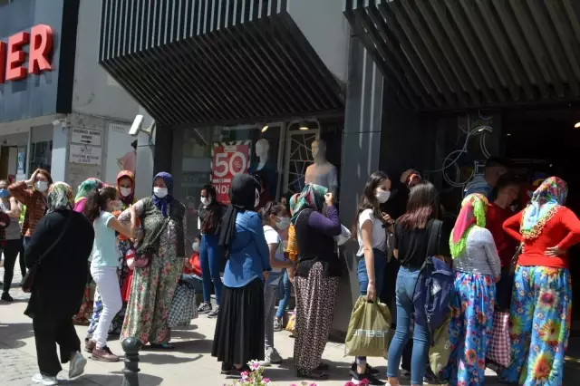 Ayvalık 'Tam Kapanma' öncesinde doldu taştı Ayvalık 'Tam Kapanma' öncesinde doldu taştı