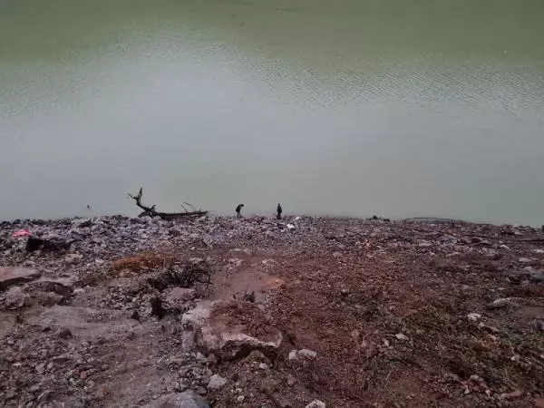 Baraj gölüne uçan otomobilde sürücü yaralandı, eşi öldü Baraj gölüne uçan otomobilde sürücü yaralandı, eşi öldü