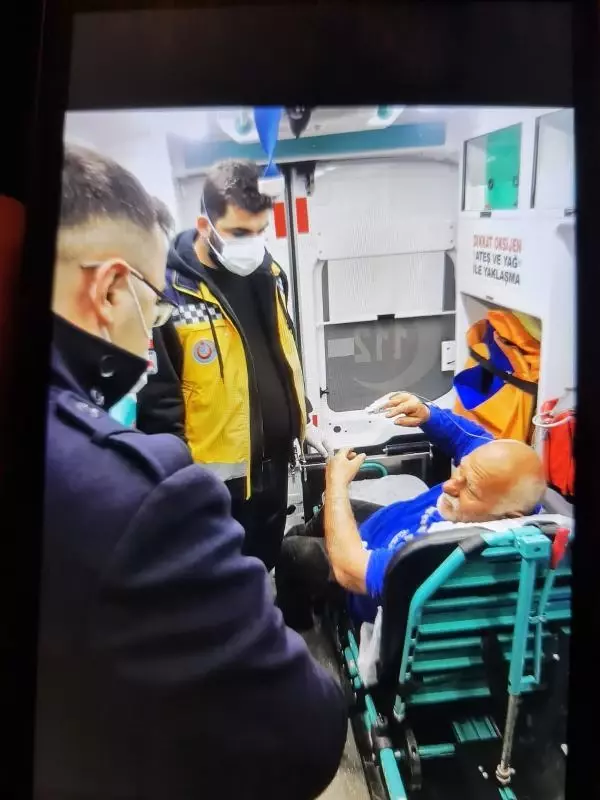 Baraj gölüne uçan otomobilde sürücü yaralandı, eşi öldü Baraj gölüne uçan otomobilde sürücü yaralandı, eşi öldü