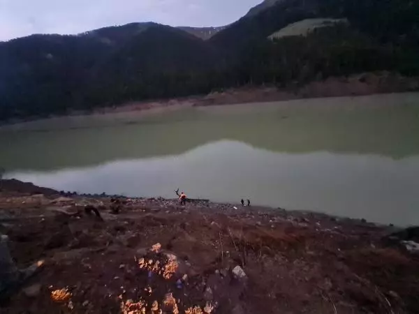 Baraj gölüne uçan otomobilde sürücü yaralandı, eşi öldü Baraj gölüne uçan otomobilde sürücü yaralandı, eşi öldü
