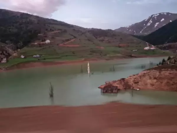 Baraj gölüne uçan otomobilde sürücü yaralandı, eşi öldü Baraj gölüne uçan otomobilde sürücü yaralandı, eşi öldü
