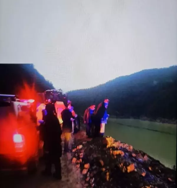 Baraj gölüne uçan otomobilde sürücü yaralandı, eşi öldü Baraj gölüne uçan otomobilde sürücü yaralandı, eşi öldü
