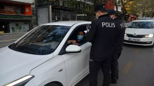 Son dakika haberi! Başkent'te kapanma başladı, polis ekipleri tek tek kontrol etti Son dakika haberi! Başkent'te kapanma başladı, polis ekipleri tek tek kontrol etti