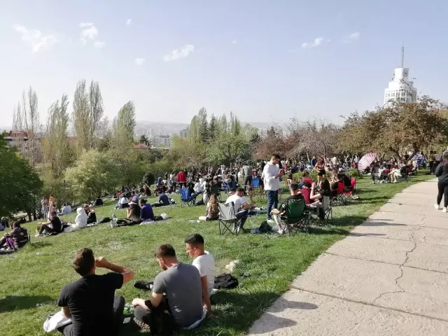 Başkent'te kısıtlamaya dakikalar kala sosyal mesafe unutuldu Başkent'te kısıtlamaya dakikalar kala sosyal mesafe unutuldu