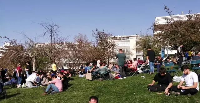 Başkent'te kısıtlamaya dakikalar kala sosyal mesafe unutuldu Başkent'te kısıtlamaya dakikalar kala sosyal mesafe unutuldu