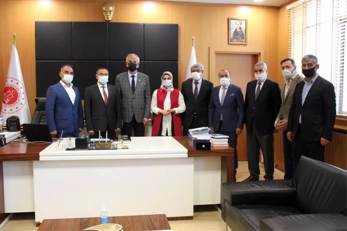 Başsavcı Dönmez'den hayırseverlere plaket