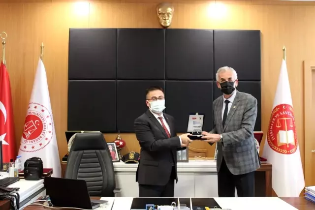 Başsavcı Dönmez'den hayırseverlere plaket