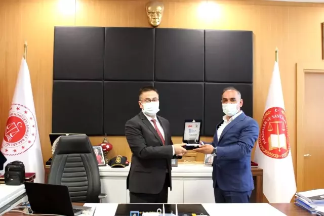 Başsavcı Dönmez'den hayırseverlere plaket
