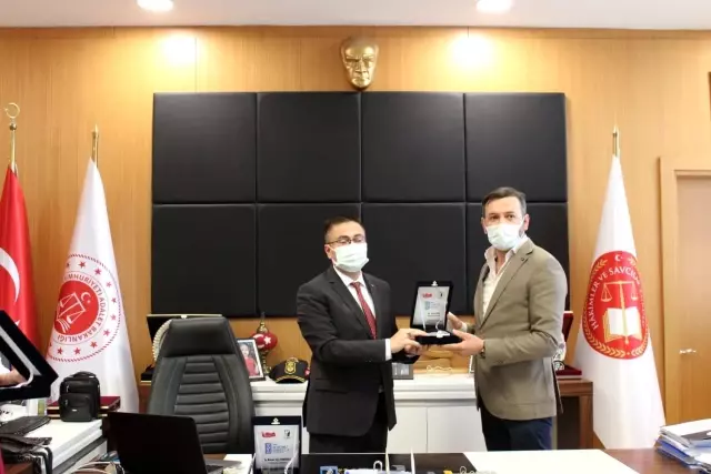 Başsavcı Dönmez'den hayırseverlere plaket