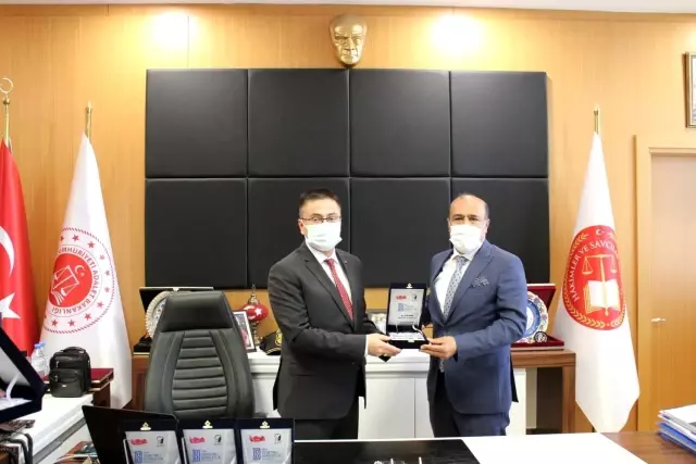 Başsavcı Dönmez'den hayırseverlere plaket